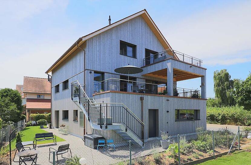 Holzhaus mit Balkon