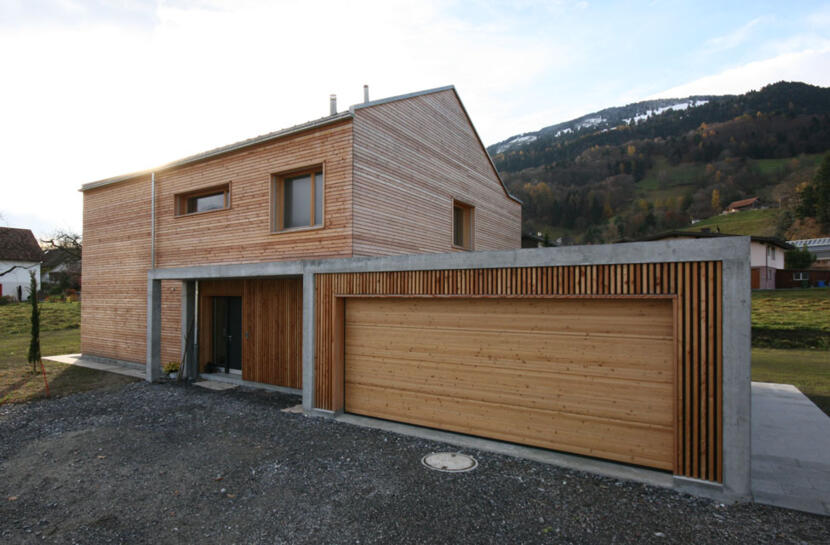 Holzhaus mit Garage