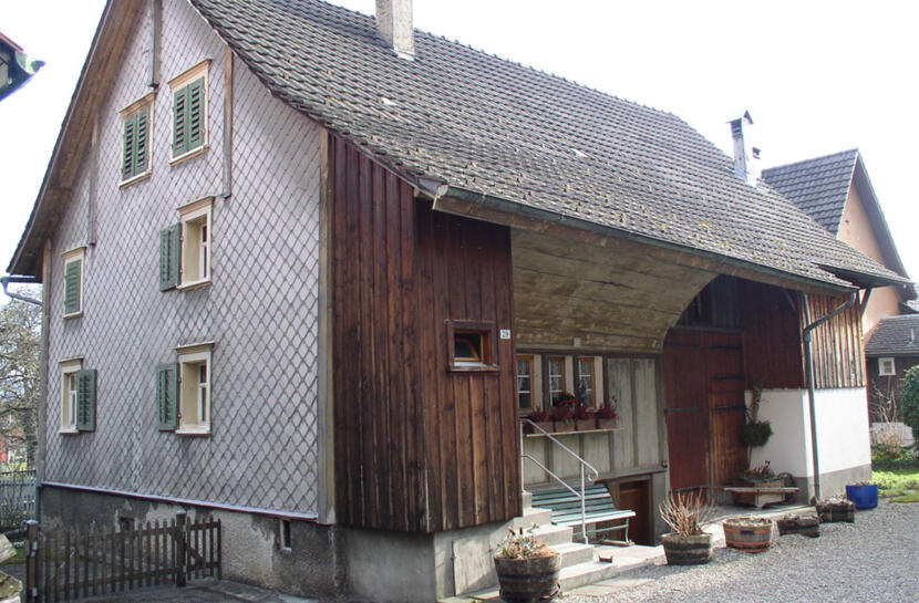 Holzhaus mit Scheune vor Sanierung