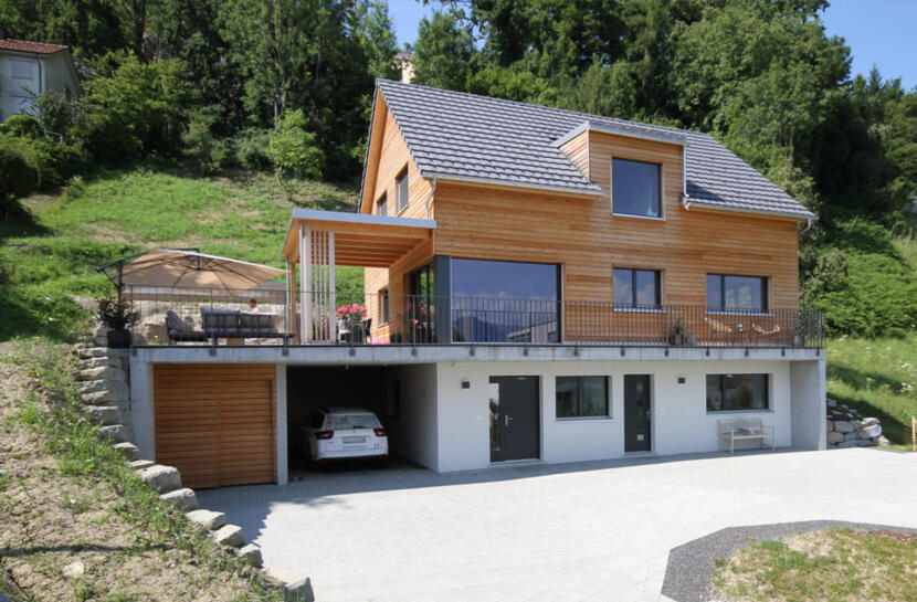 Einfamilienhaus mit Sitzplatz und Balkon